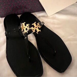 Brand new
Tory Burch
Roxanne Jelly TPU
Black and gold